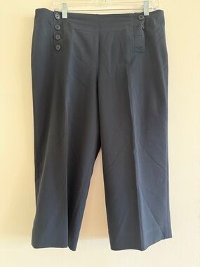 Larry Levine Black Capri Pants with Button-Accent Waist